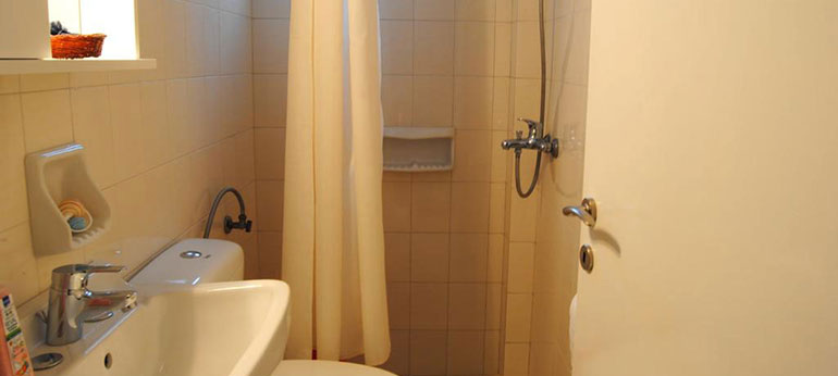 Μπάνιο στα δωμάτια Γιαγλάκης στη Σίφνο