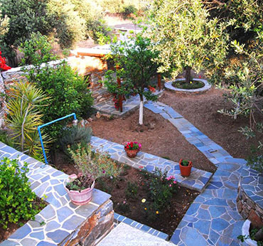 Ο κήπος στα καταλύματα Γιαγλάκης στη Σίφνο